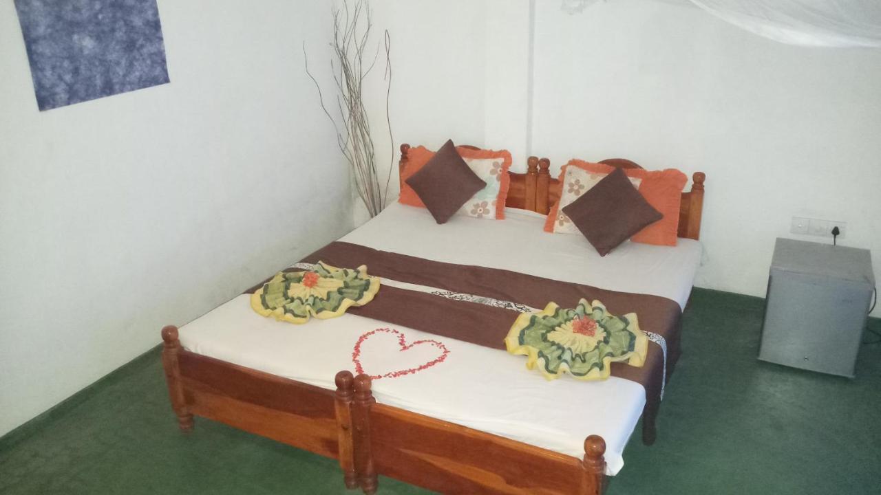 Julie Guest House Тангалла Экстерьер фото