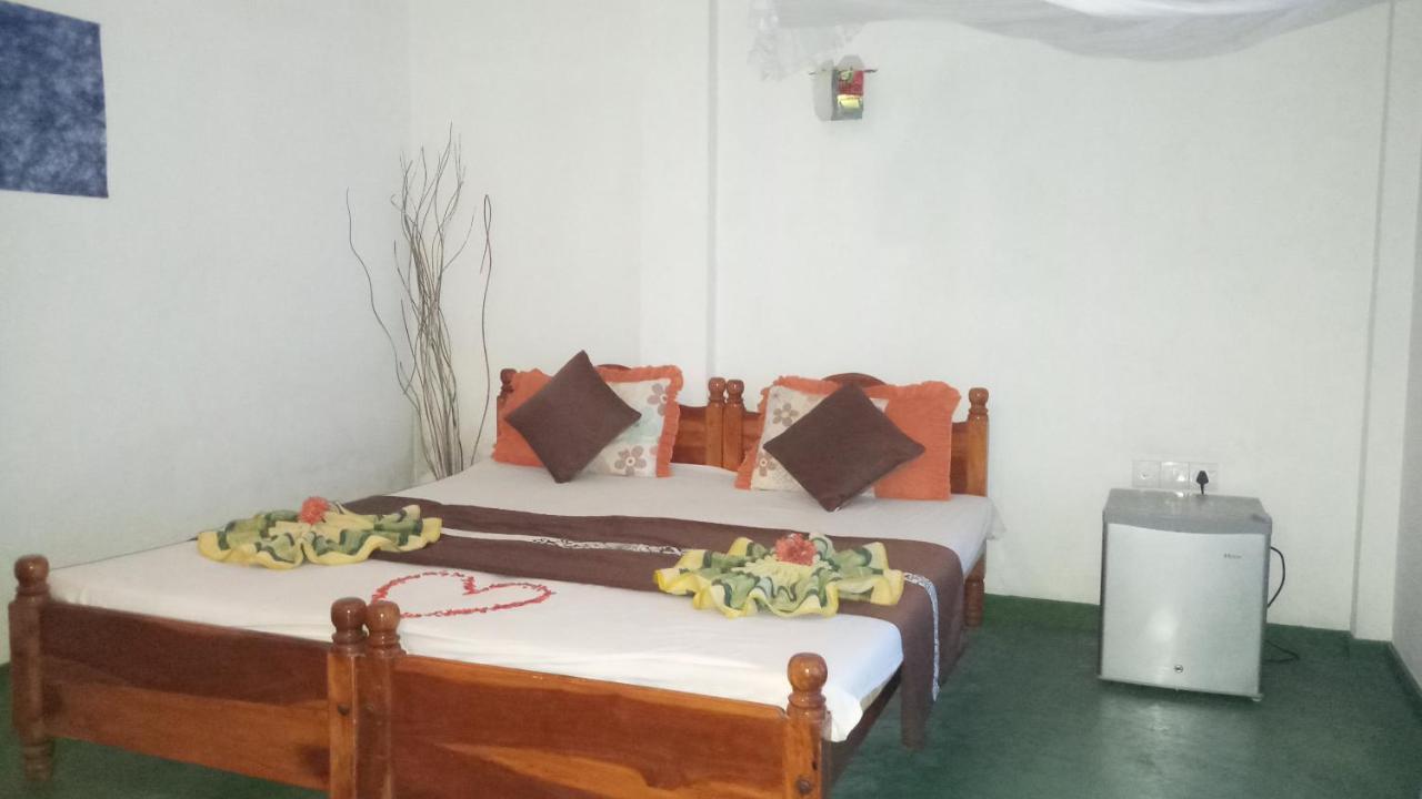 Julie Guest House Тангалла Экстерьер фото