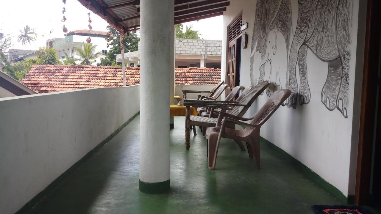 Julie Guest House Тангалла Экстерьер фото