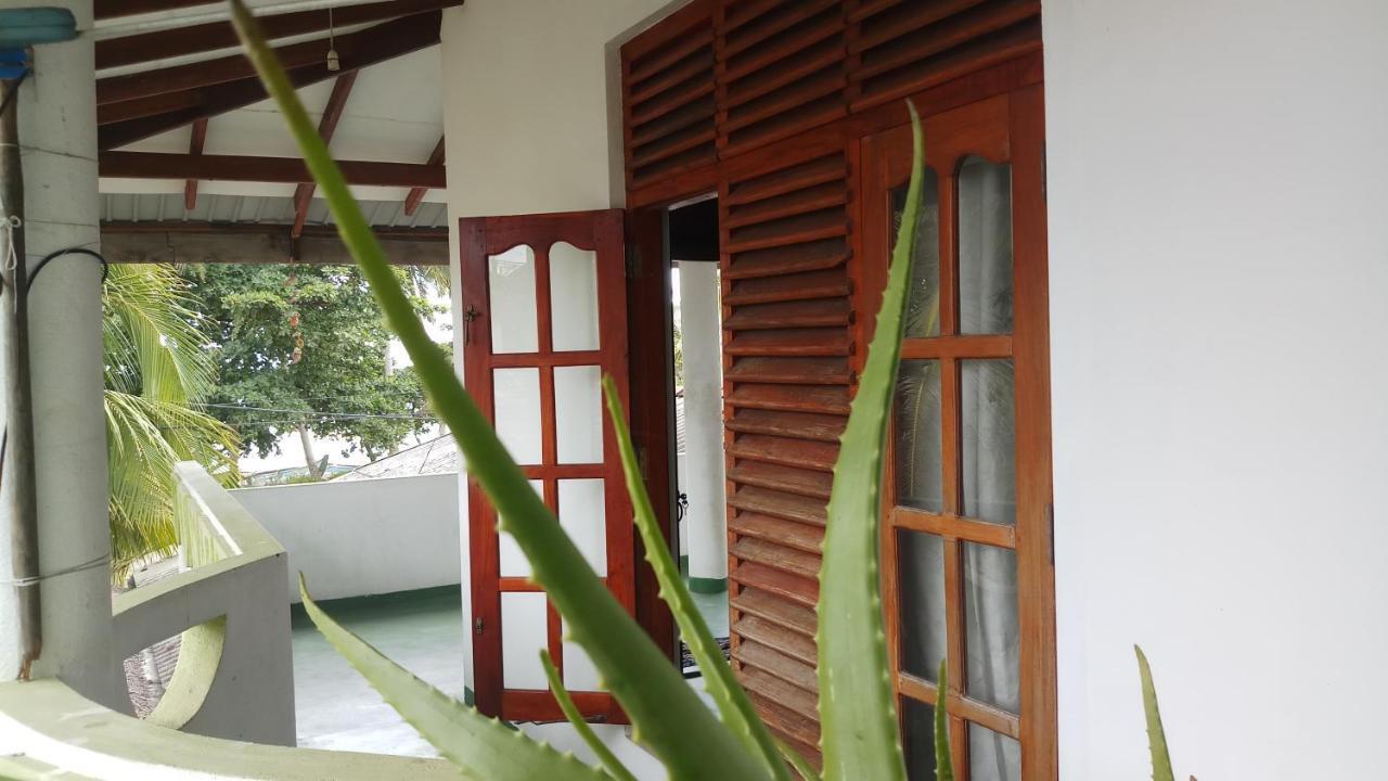 Julie Guest House Тангалла Экстерьер фото