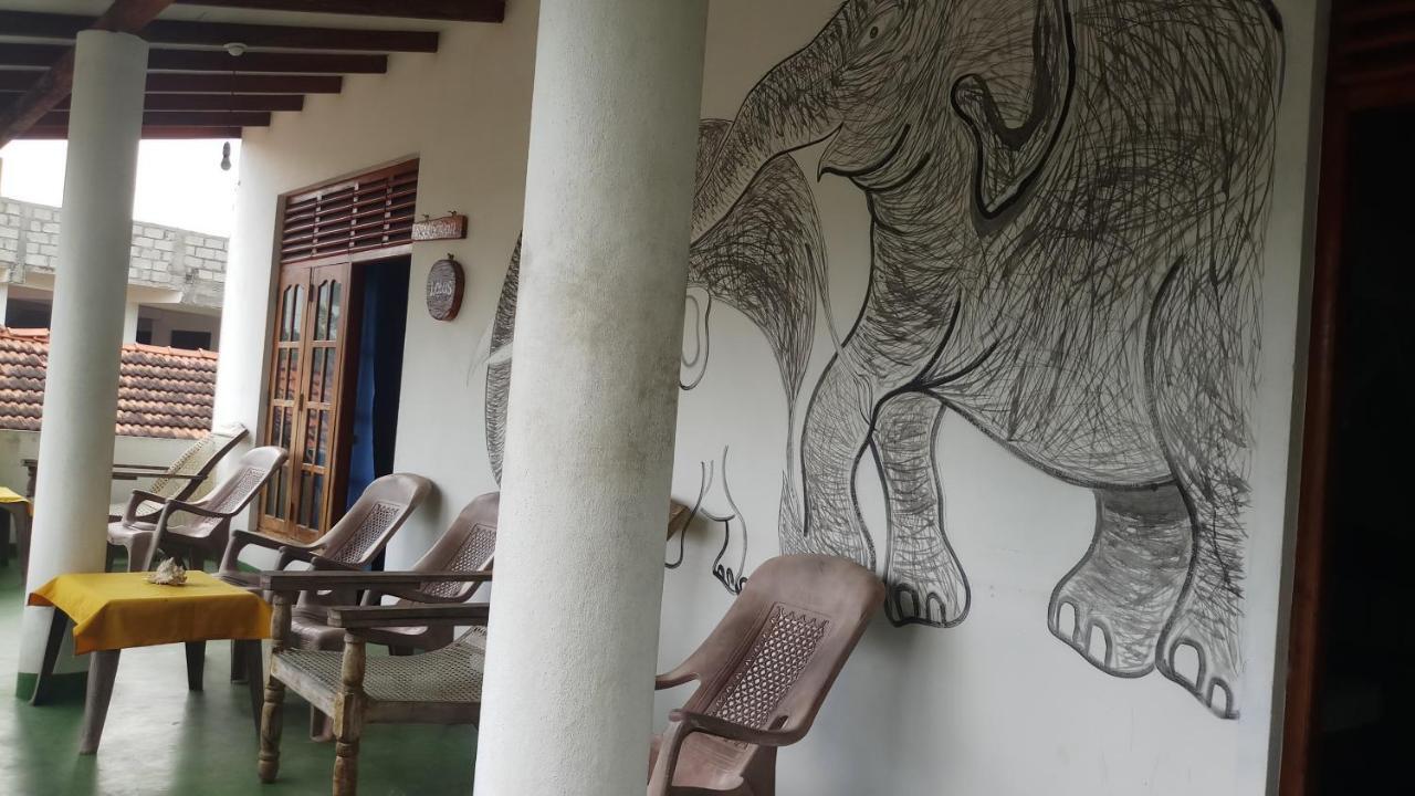 Julie Guest House Тангалла Экстерьер фото