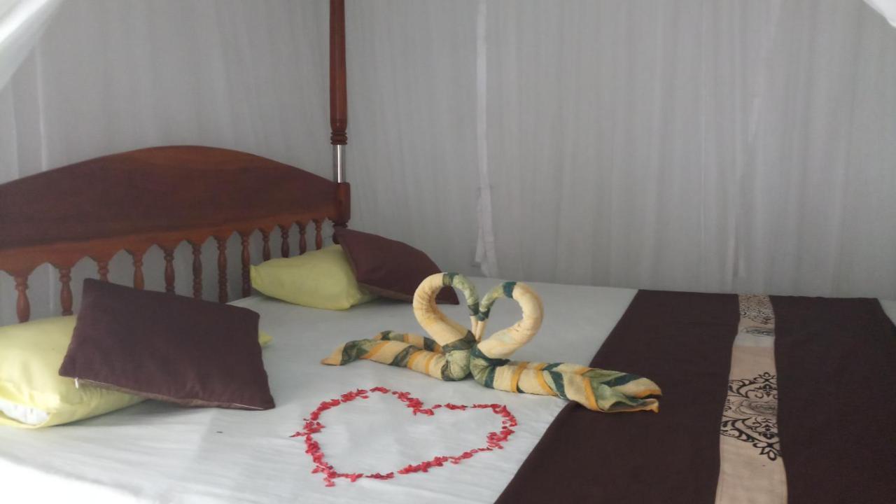 Julie Guest House Тангалла Экстерьер фото